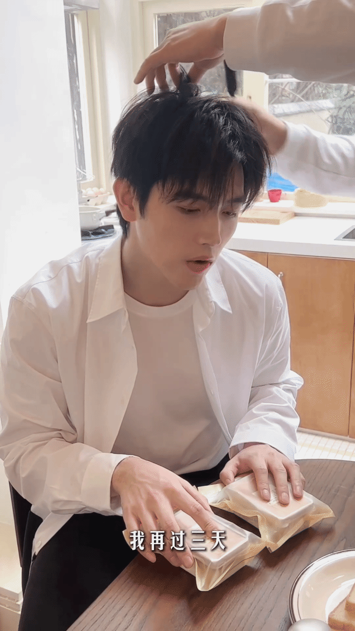 陈飞宇一个月吃了约15顿饭陈飞宇自曝一个月没吃晚饭谁看了不心疼！陈飞宇在花絮里自