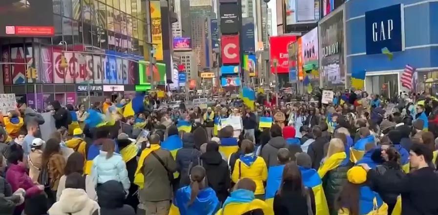 作为美国特朗普政府反移民政策的一部分，数十万在拜登政府时期以难民身份移居美国并获