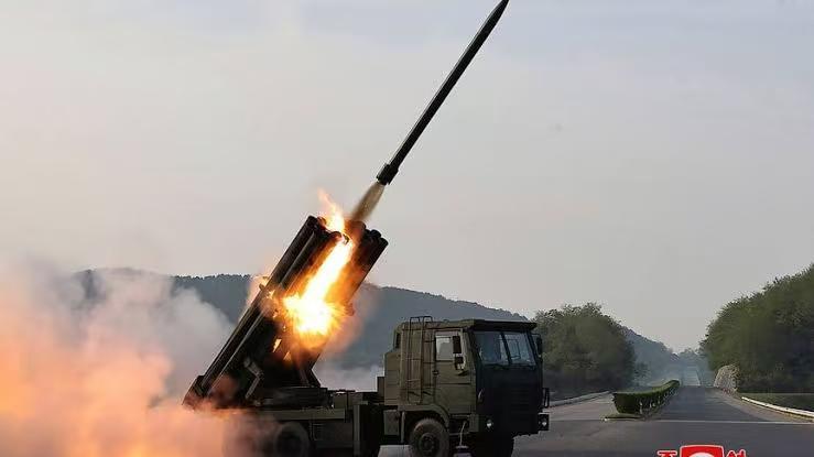 俄军改变战法，却成为朝鲜军队表演场！朝鲜炮兵展示“三八线炮兵火海打击”。乌克兰对