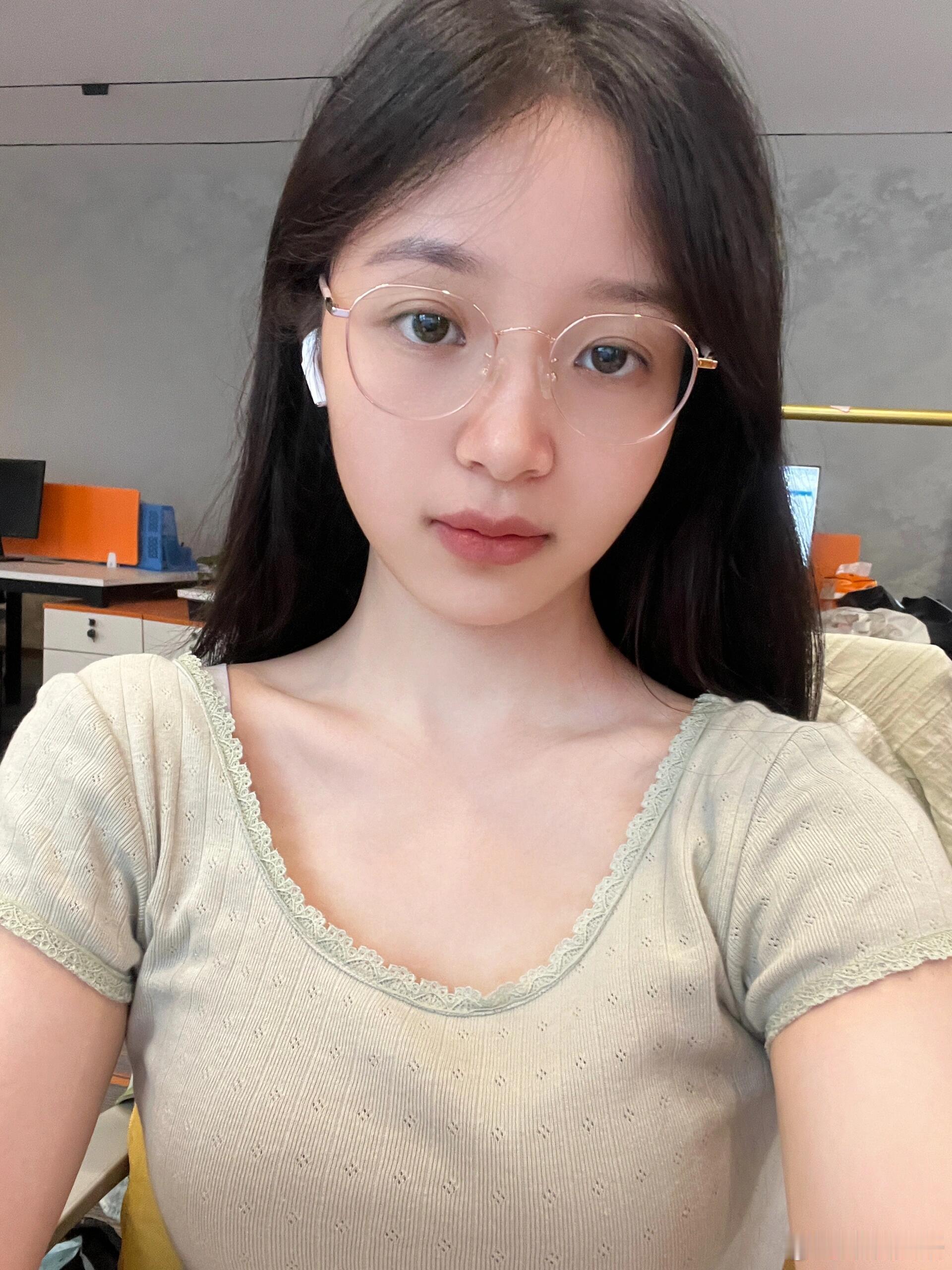 #生活手记# 戴眼镜和不戴眼镜有啥区别？ ​​​