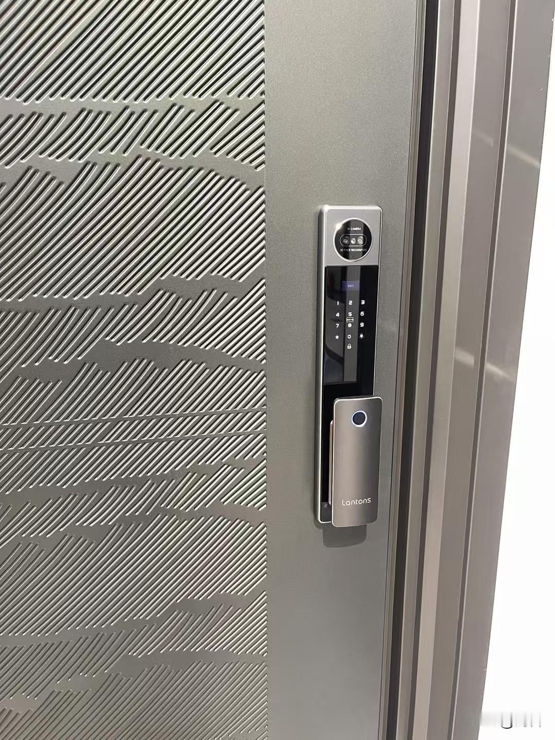 家里装指纹锁还是普通钥匙锁?
关于这个问题，个人认为没有一个确定的答案。
主要还