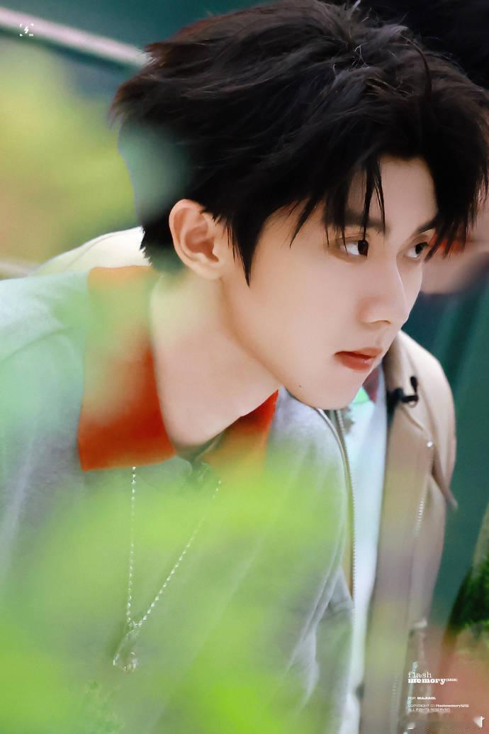 马嘉祺的腰是那种既纤细又有力量感的，太迷人。 