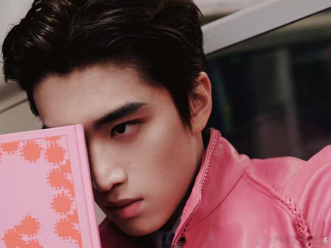 张康乐浓颜骨相的权威 当浓颜骨相遇英伦风，化学反应直接拉满！张康乐这套造型，每一