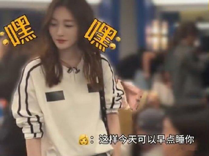 李小冉洗头前也做心理建设真的要被李小冉笑死，原来美女洗头之前，居然也要提前做半天