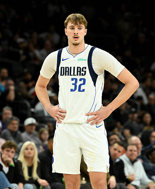 独行侠更新伤病情况：弗拉格（左脚中足扭伤）不太可能出战，马绍尔（左脚扭伤）、卡莱