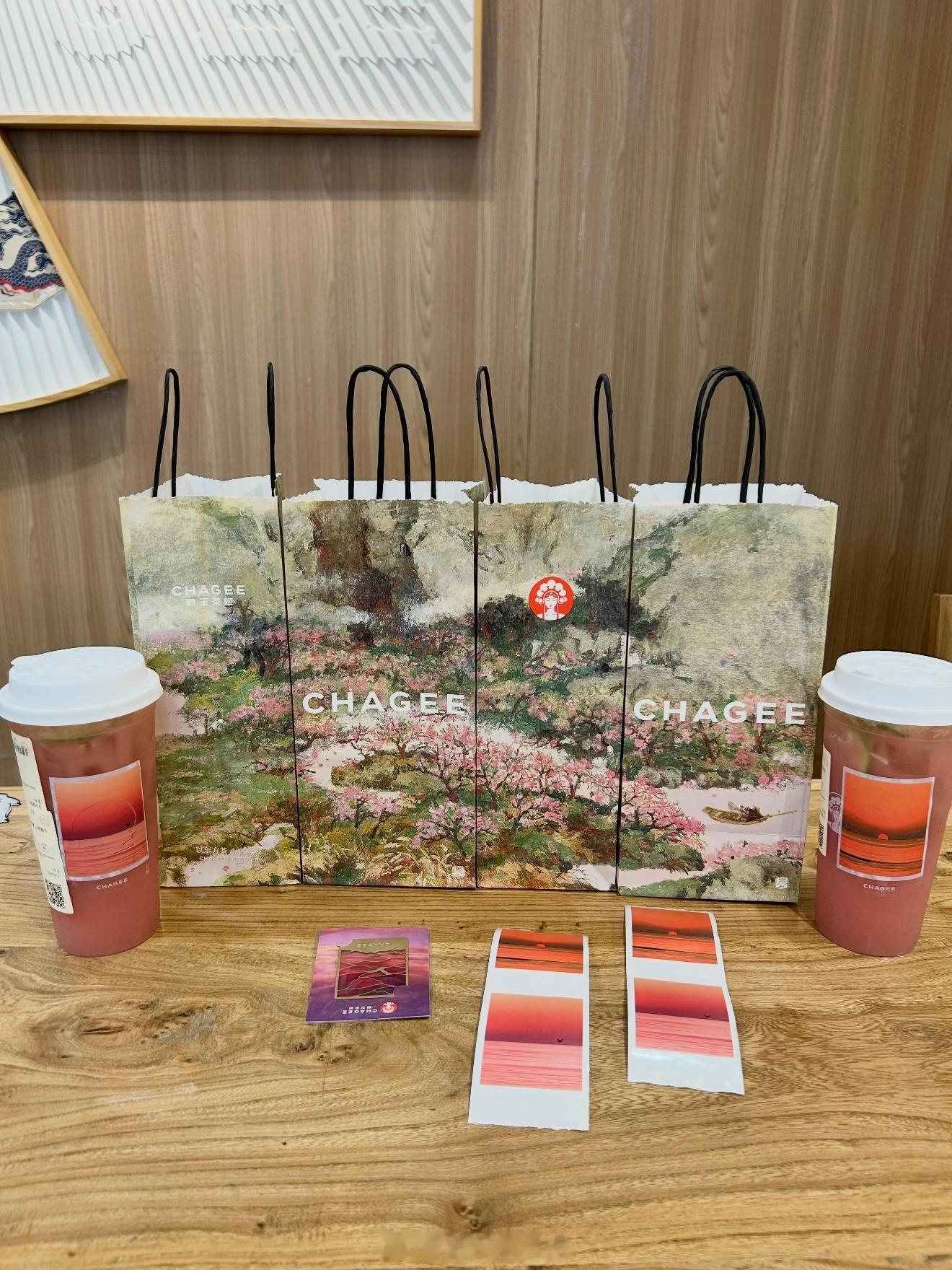 霸王茶姬设计师终于迎来了它的子期🌸这次的新包装一整个赏心悦目！蔡皋老师好浪漫～