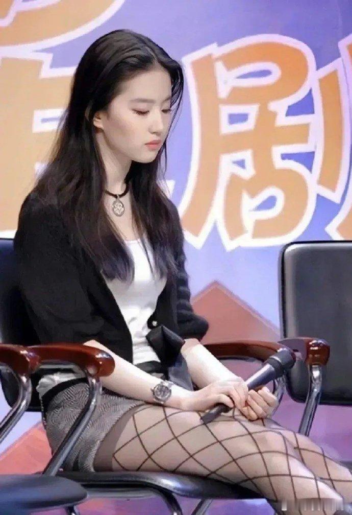 刘亦菲早年这套打扮被说很雷，现在重新再看，她是怎么把渔网袜穿出清纯感的 ​ ​​