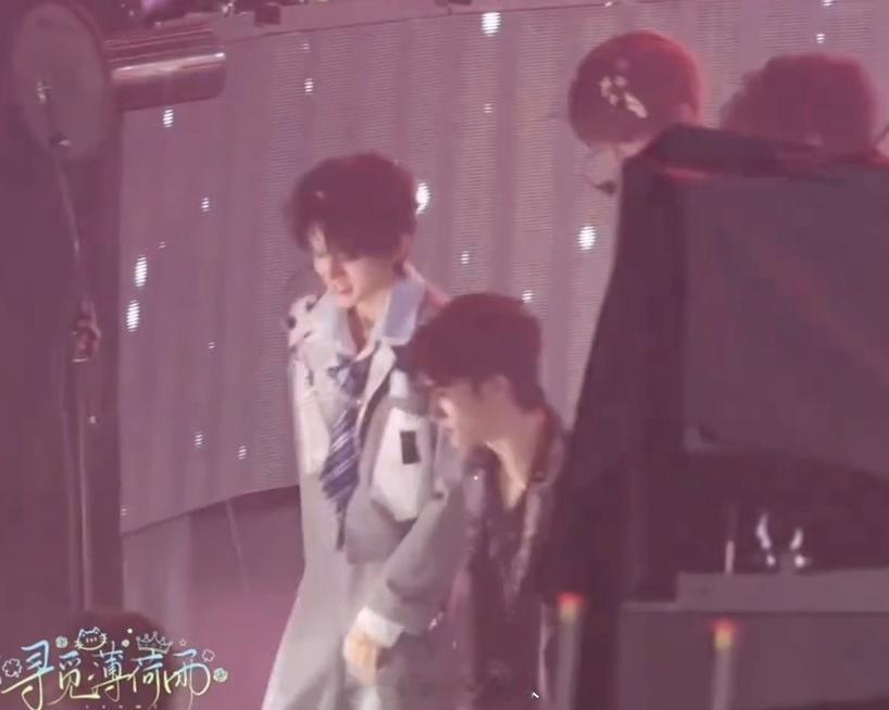 左航邓佳鑫 肩并肩下台。。 