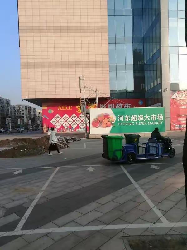 胖东来闭店一天整条街都没人出摊敢信吗？一家超市每周二固定闭店，整条街的摊贩居然集