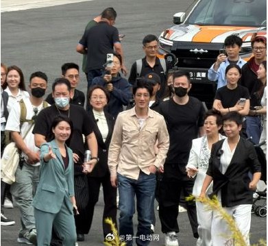 比亚迪第二代刀片电池暨闪充技术发布会，王力宏将出席并献唱“改变自己”，并将改编为