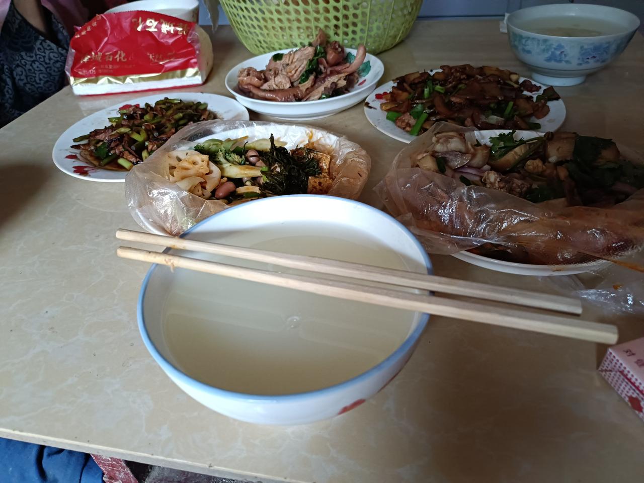 立夏时节你们那儿会吃什么妈妈准备了两个菜，我又买了三个小菜，一家人开开心心一起吃