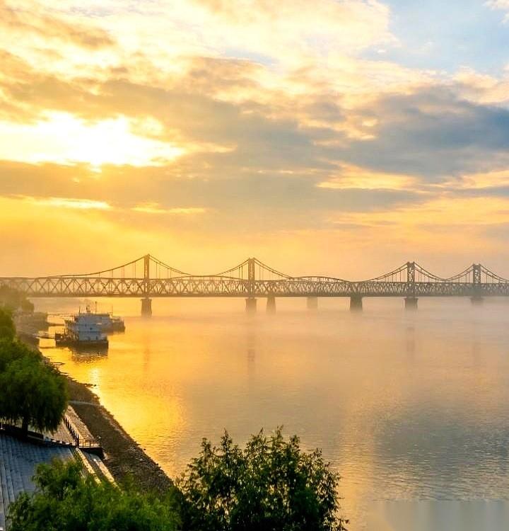 早上10点还在鸭绿江边嗦着冷面，
中午12点，你人已经在上海陆家嘴端起冰美式了。