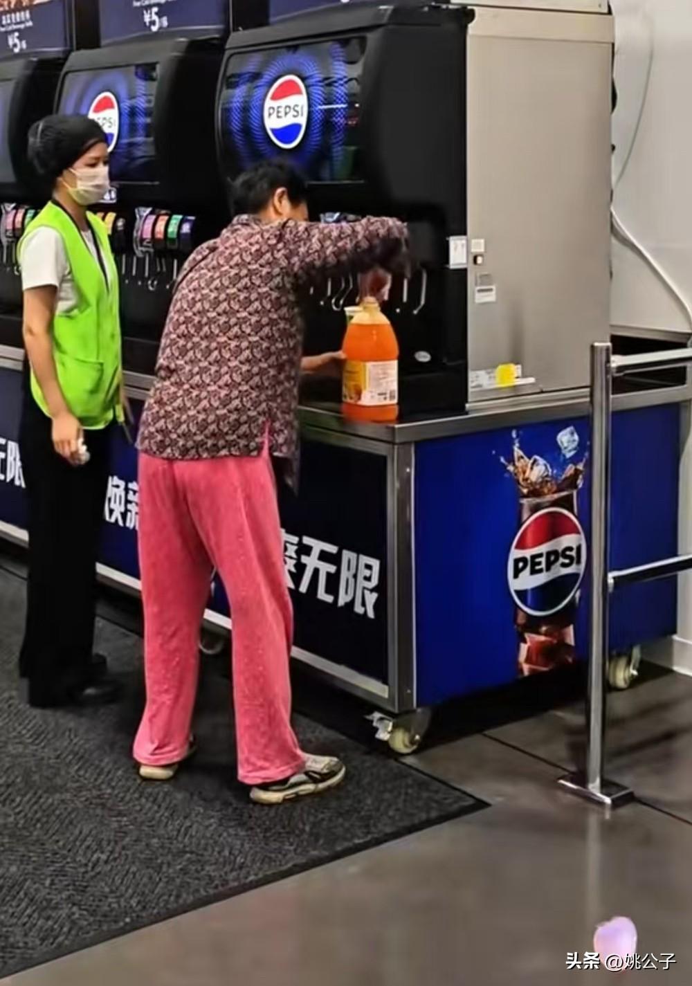 还得是大妈！大妈0元购免费饮料，瓶子灌满才走，谁也不能阻止我！

2025年9月