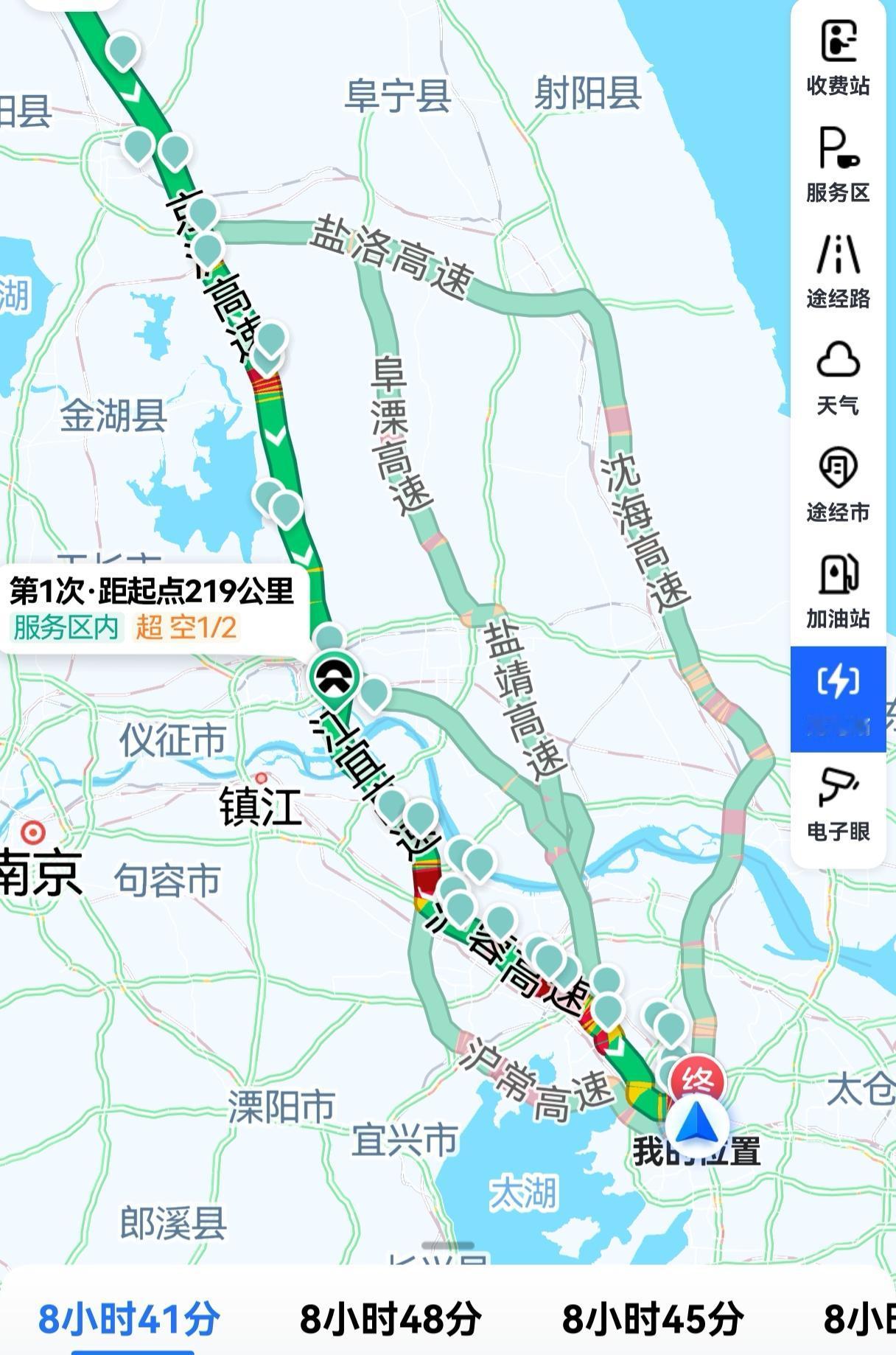 偶然发现，高德地图能展示行程途中的充电桩了。

在导航界面右上方，有一个长途助手