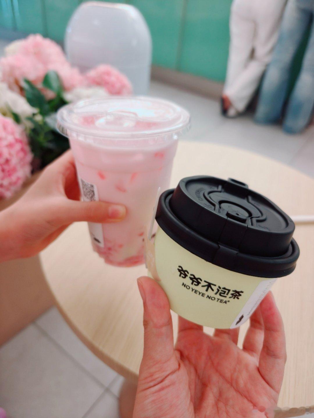 爷爷不泡茶遇事不慌比个YEYE   喝口爷爷不泡茶，把好心情续上！下午带小朋友出