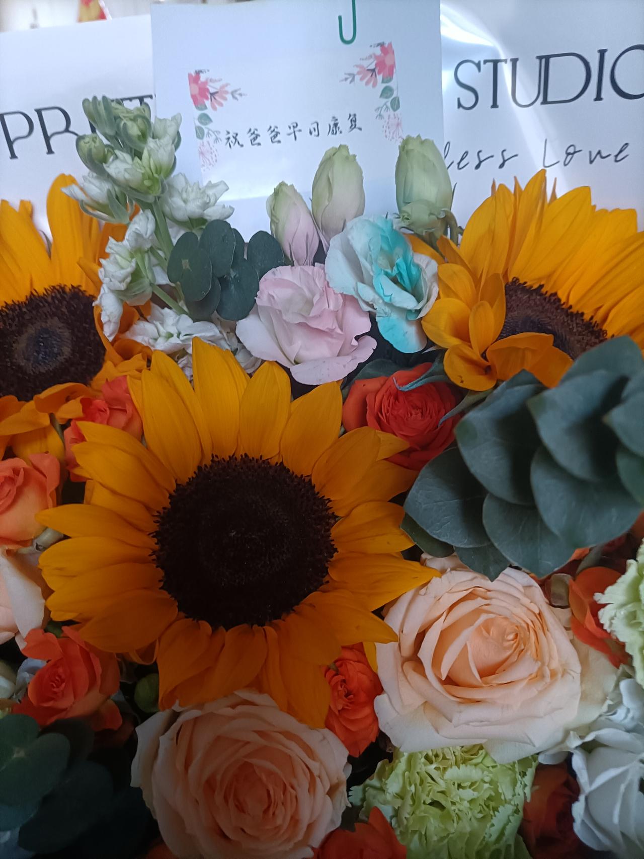 儿媳妇给我送来的鲜花，祝我早日康复[呲牙]