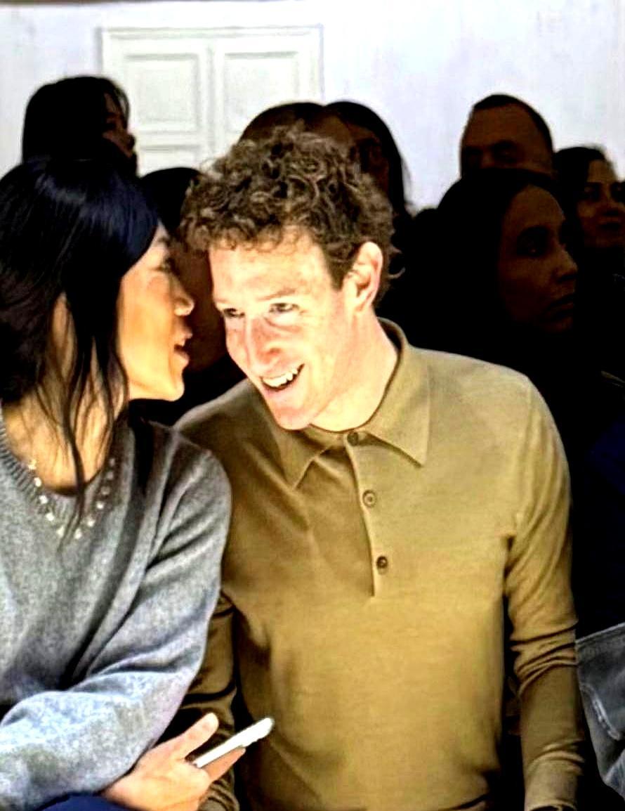 谁能想到，扎克伯格看老婆的眼神，比这次米兰Prada大秀的所有新品都好嗑。
 