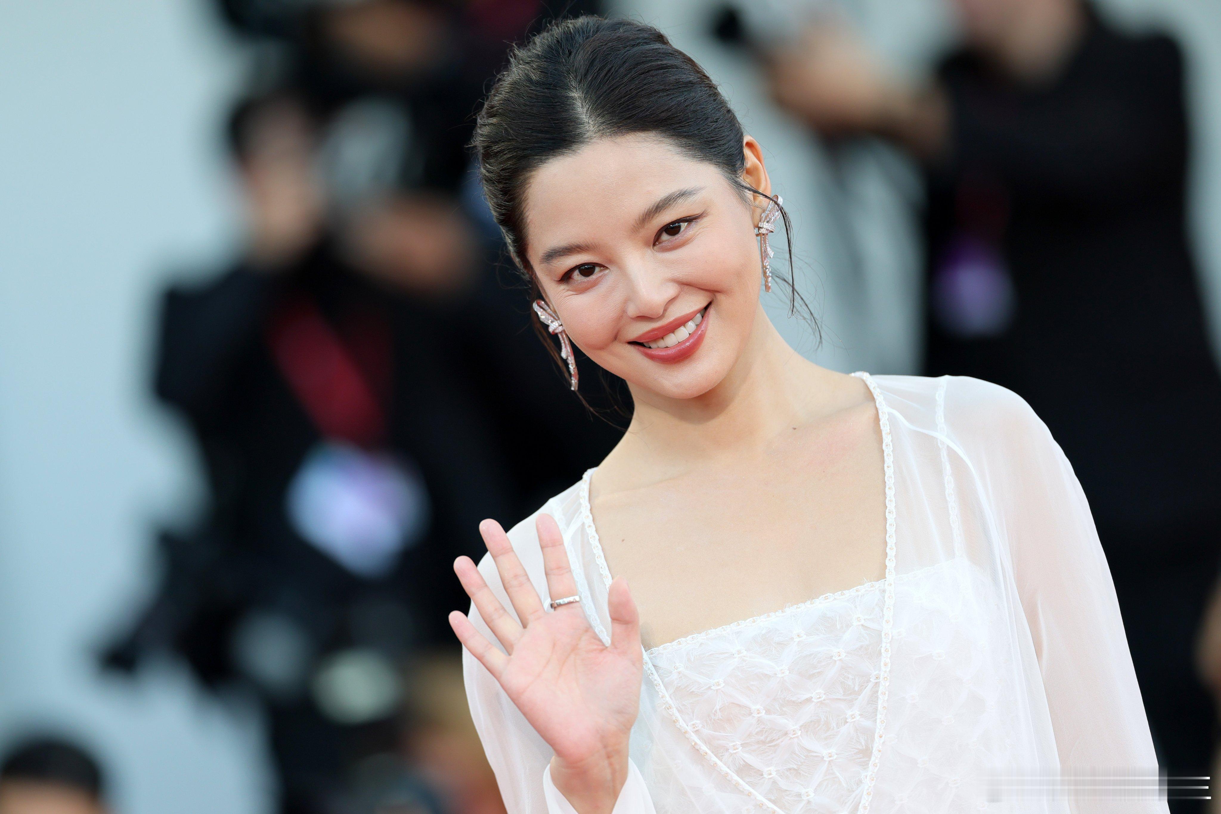 辛芷蕾威尼斯影后恭喜威尼斯电影节最佳女演员 辛芷蕾[鼓掌][鼓掌][鼓掌]就是这