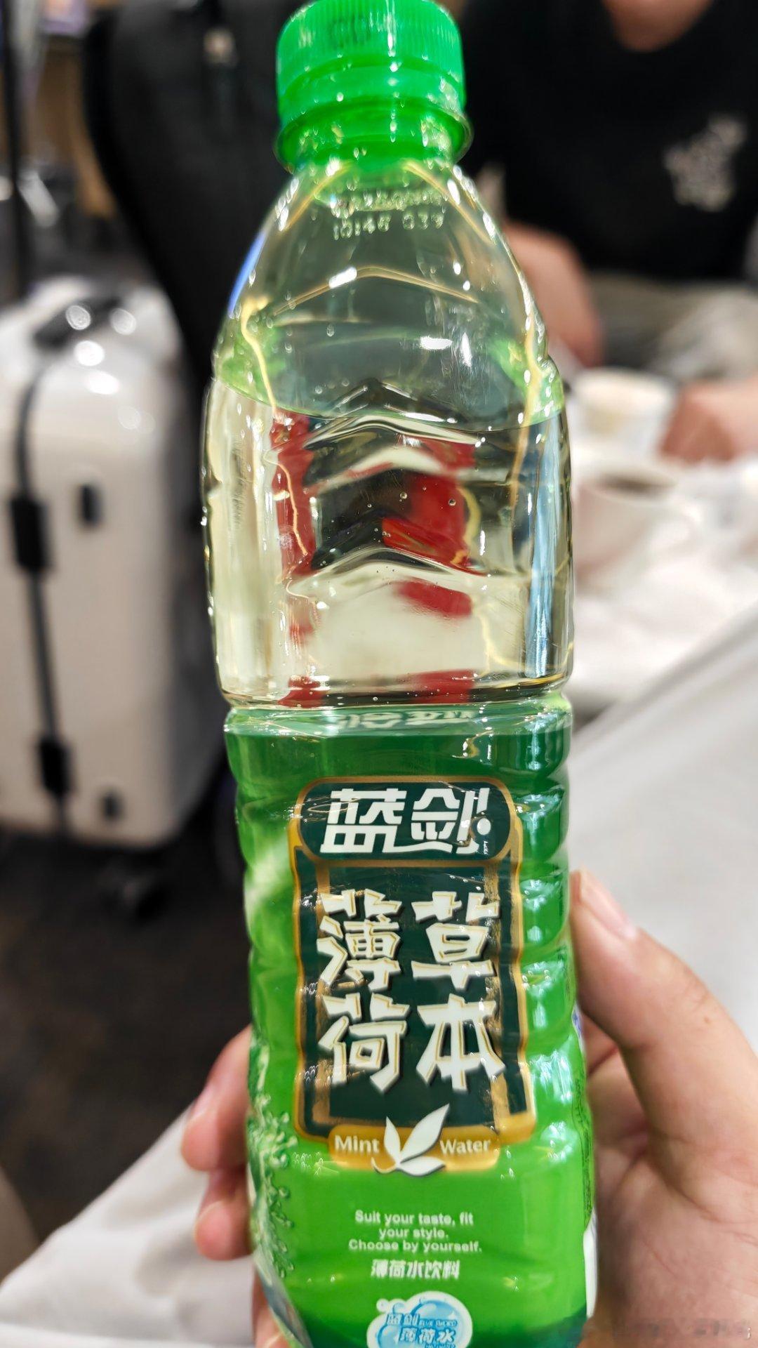 第一次喝这个，微微甜，有点像冲的很淡的漱口水，又有点像感冒冲剂。不含糖，配件简单