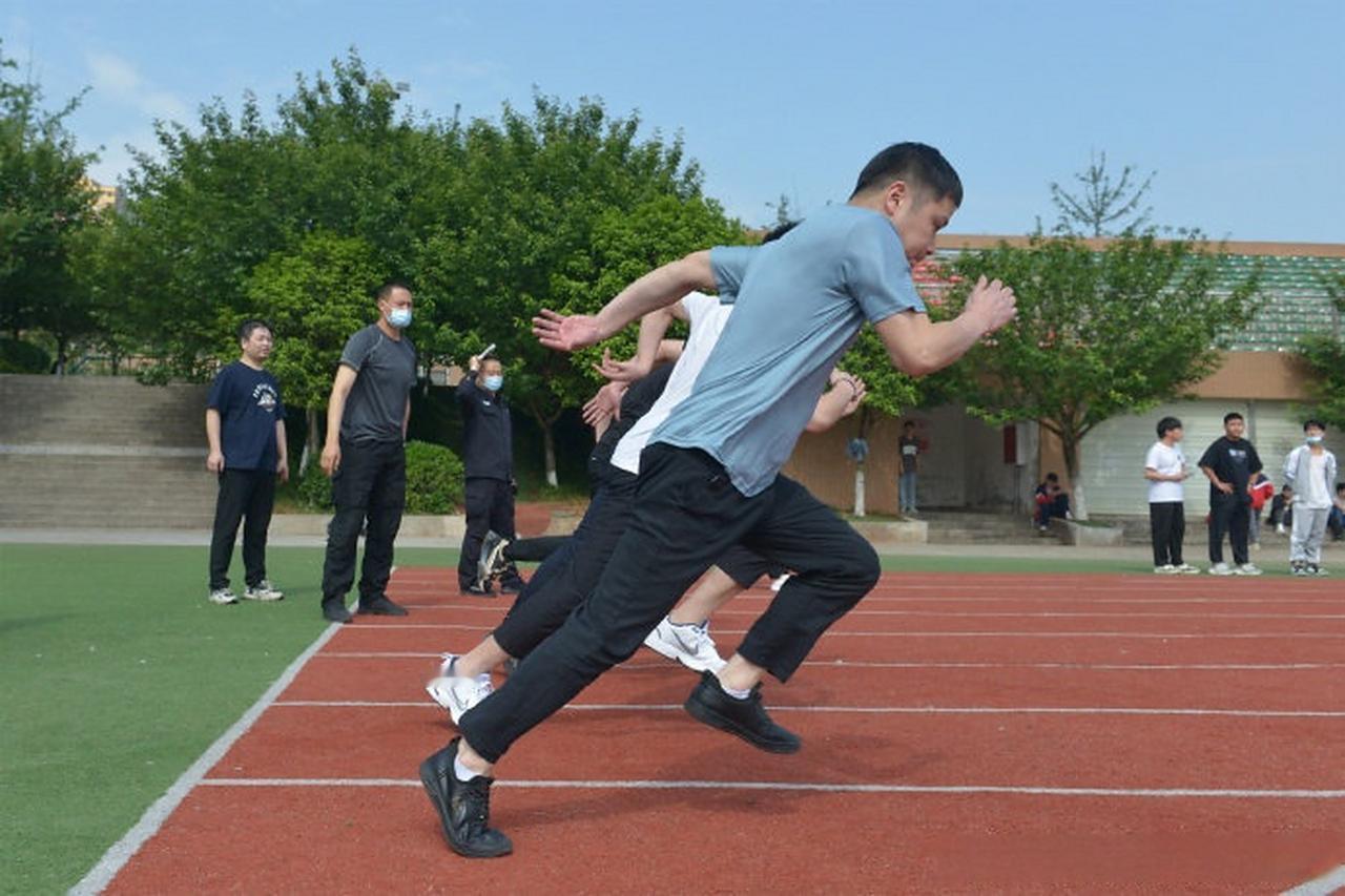 辅警招聘考试中体测才是拦路虎。

1，摸高
高度265厘米，穿鞋跳，三次机会，对