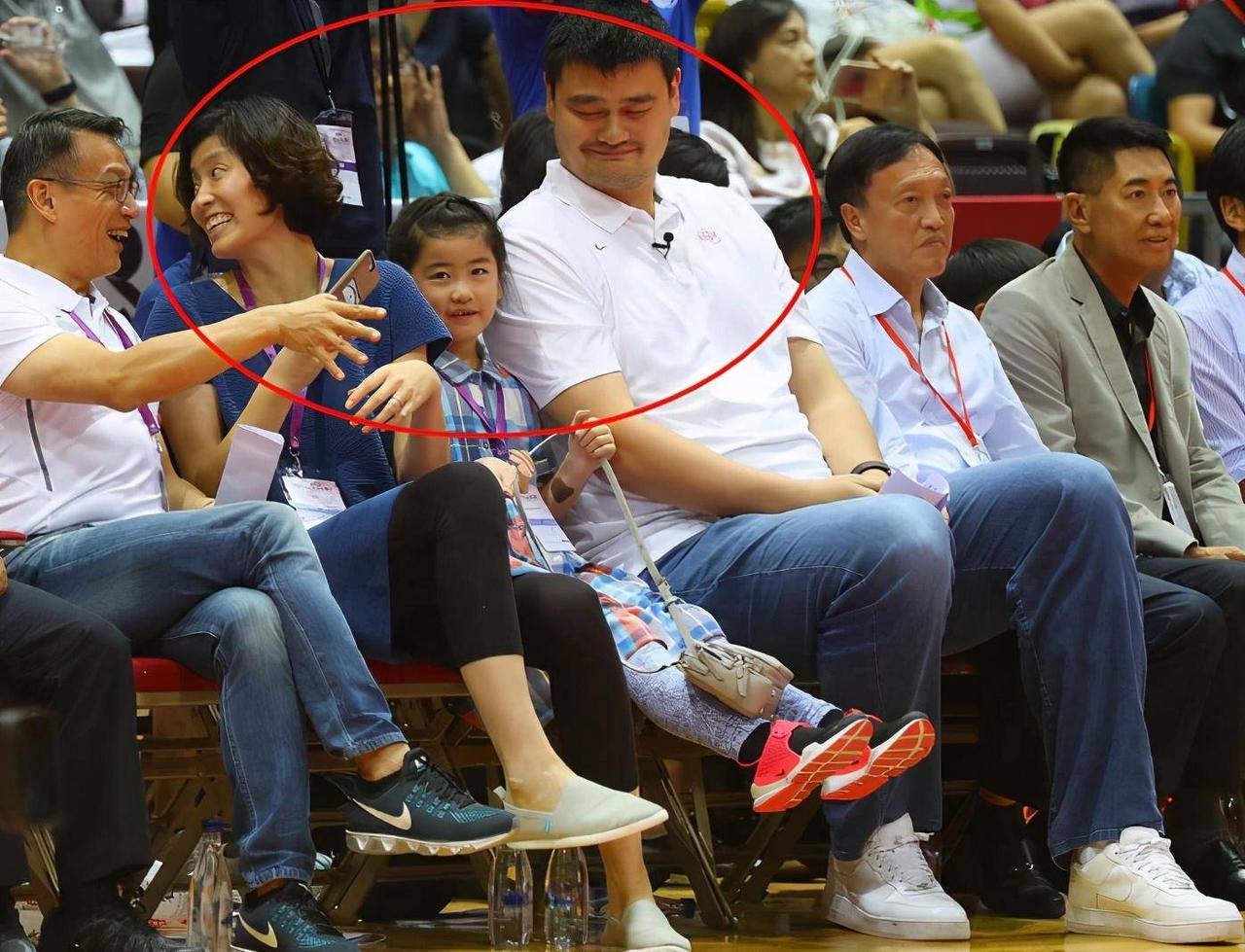 黄强歪谈体育认为，篮球和足球都是受众群体比较多的运动，正是这样，只要有风吹草动，