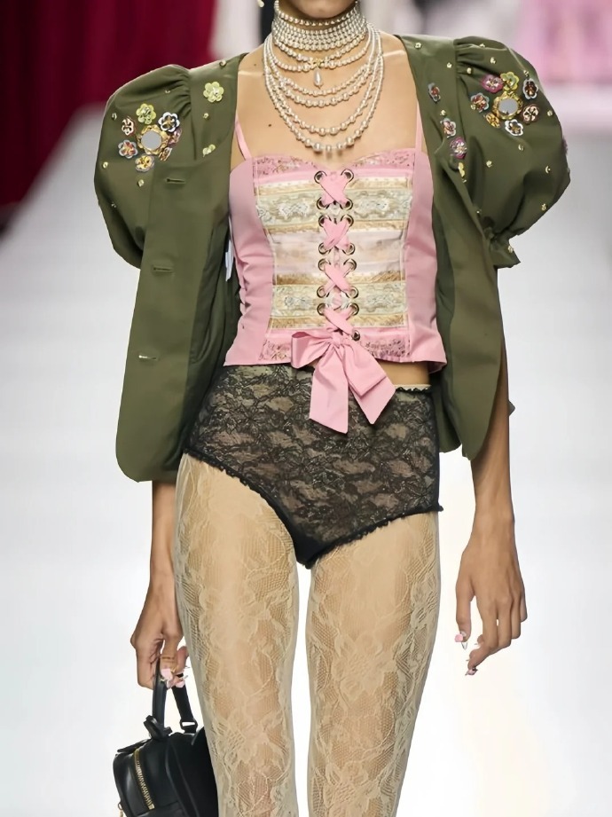 Moschino 2024 | 复古浪漫情调 