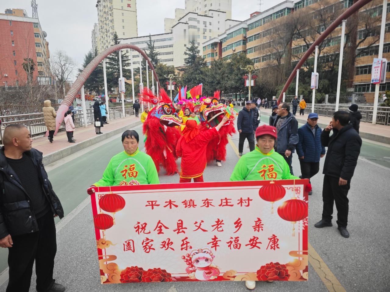 宝鸡凤县:民俗社火“闹”出幸福年

正月十四，凤县民俗社火“闹”出幸福年