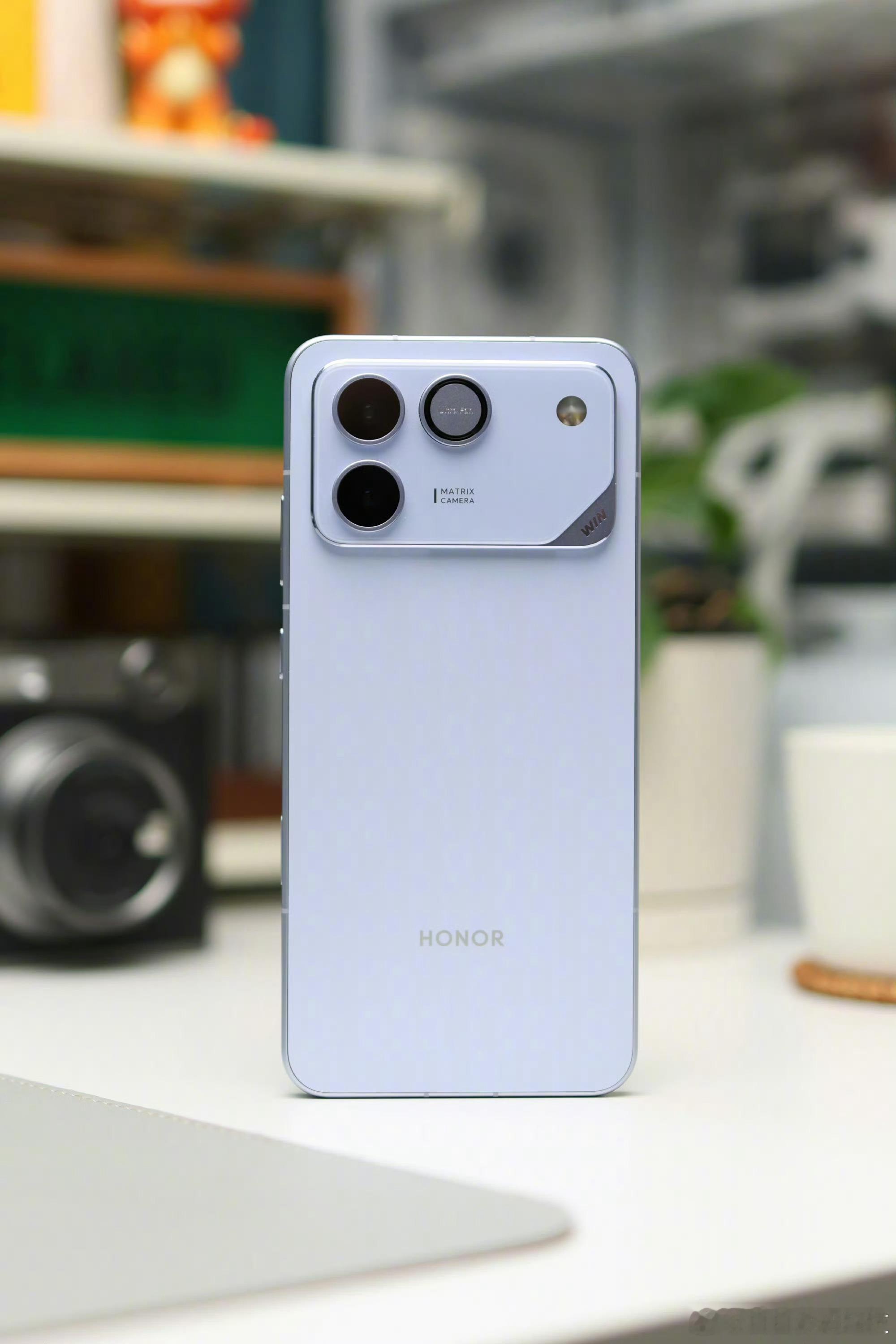 荣耀这次的风扇不仅转速高，散热效果好，还可以直接在控制中心的设置里打开进行调整，