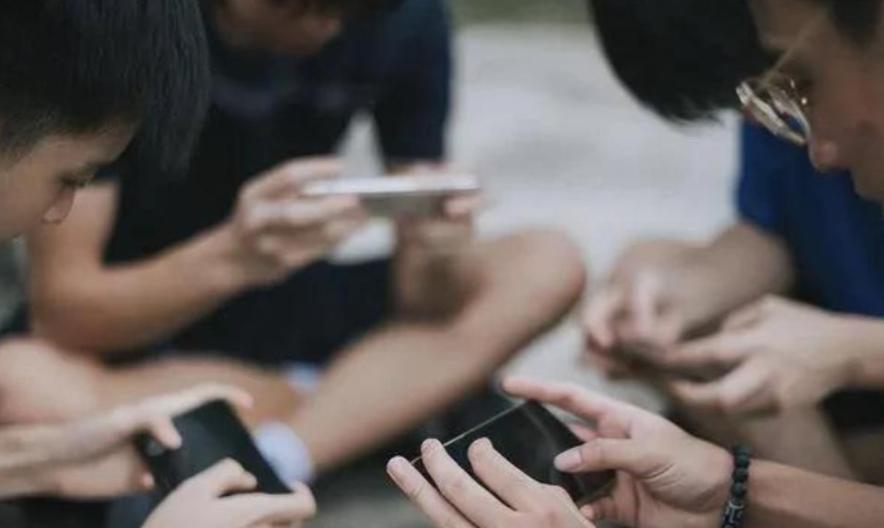 前两天朋友跟我吐槽，说儿子天天跟同学说"奶盖""车灯"，她完全听不懂。后来一查，