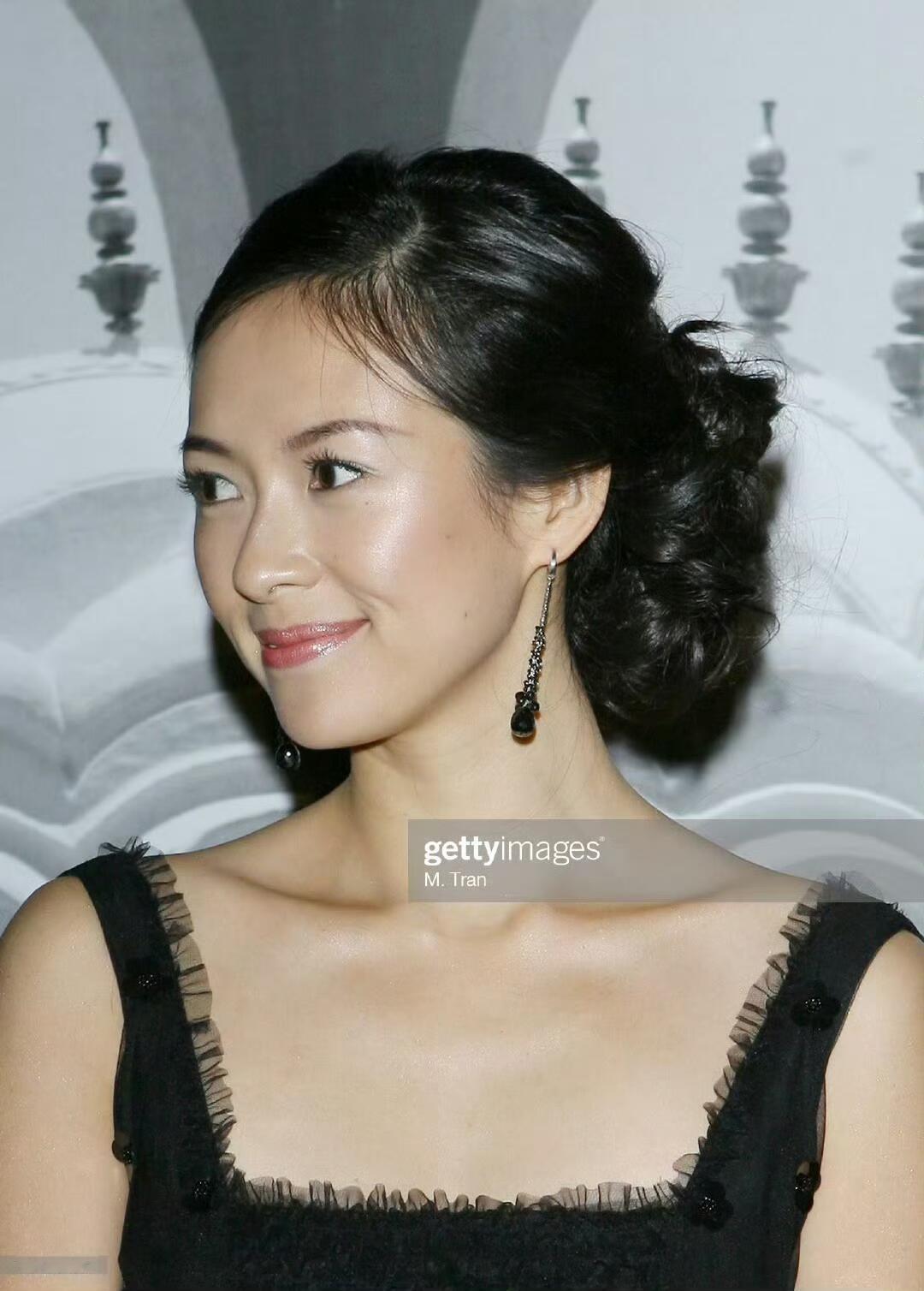 2007年，章子怡出席Giorgio Armani Privé 洛杉矶预热晚宴。