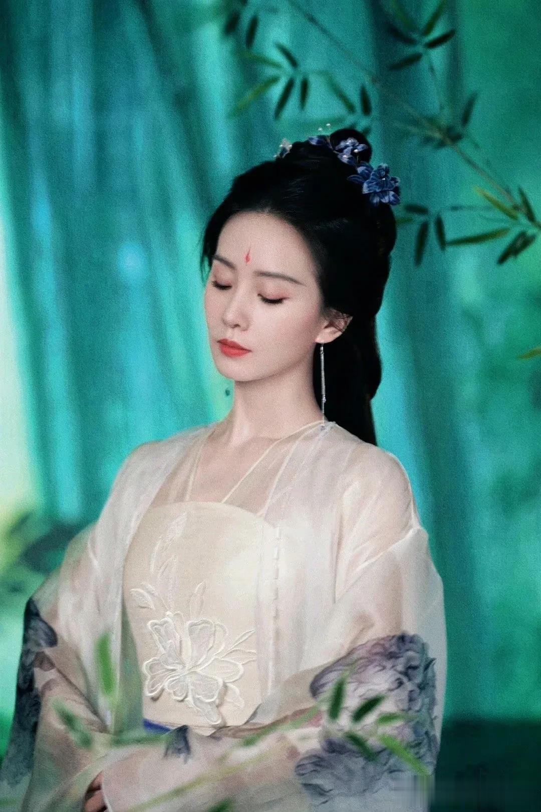 刘诗诗真的是天选古装人，她的化妆造型真的是太美了，《狐妖小红娘竹业篇》她饰演东方