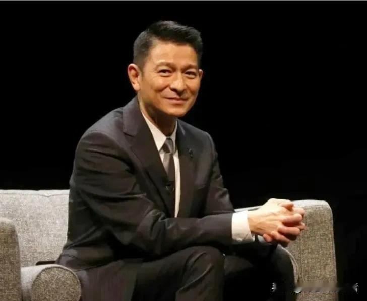 刘德华，银紫荆星章下的璀璨星光与不朽传奇！在娱乐圈的浩瀚星空中，刘德华犹如一颗恒