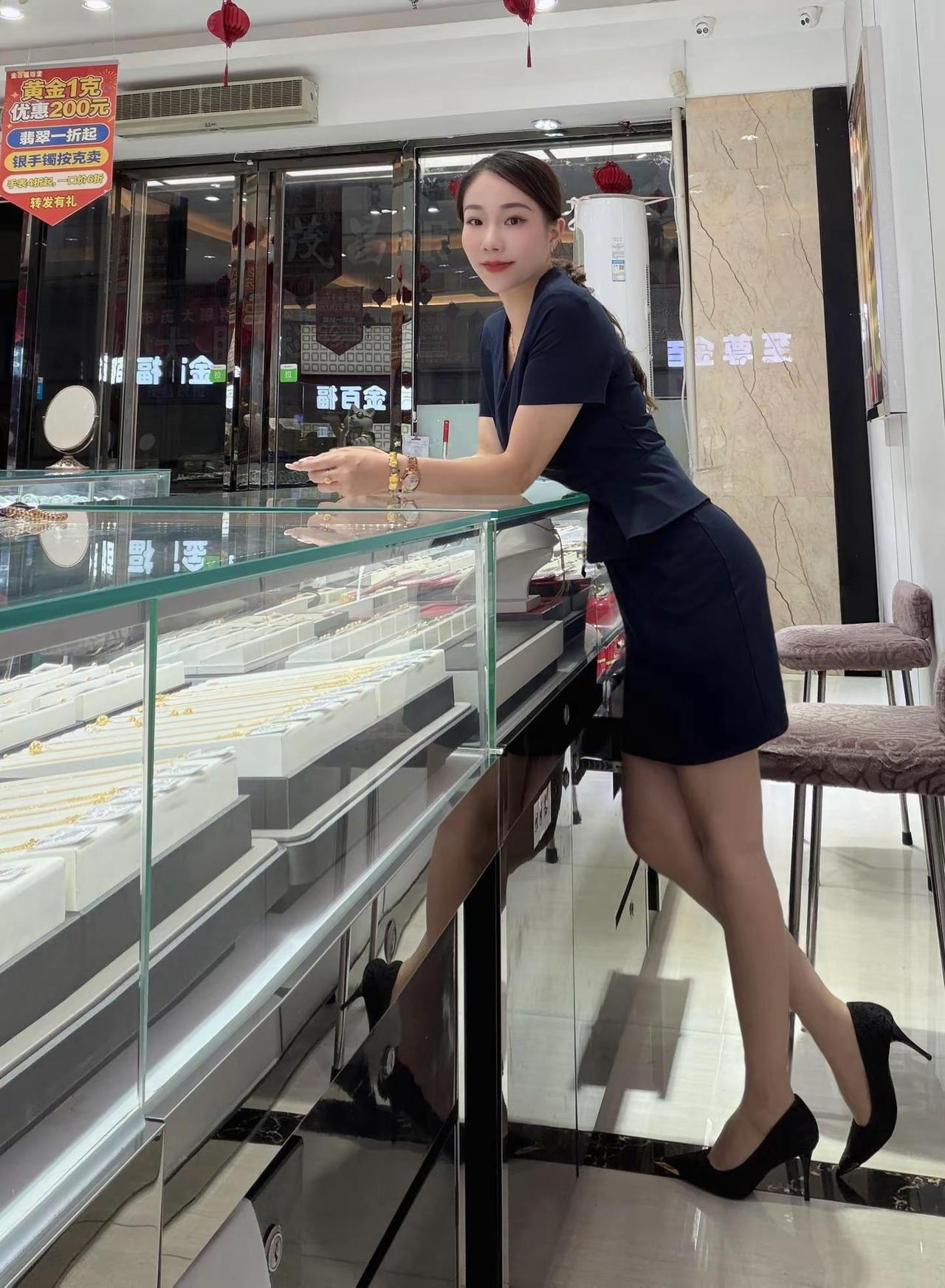 我不像有些女孩子 不上班就有人养 我得努力上班 我怕不上班就没饭吃珠宝店的小姐姐