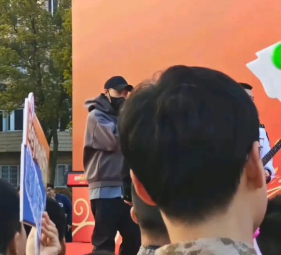 543天。
他回来了。
2026年元旦，某个跨年现场的角落。
有人死死盯住一个背