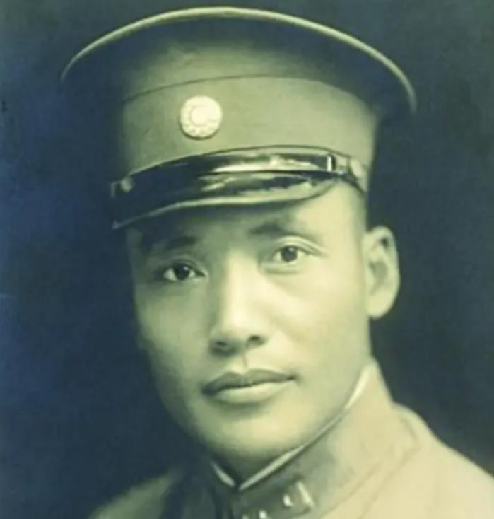 [太阳]1936年，一名国民党中将被俘，跟着红军走完长征，可等到了延安，毛主席却