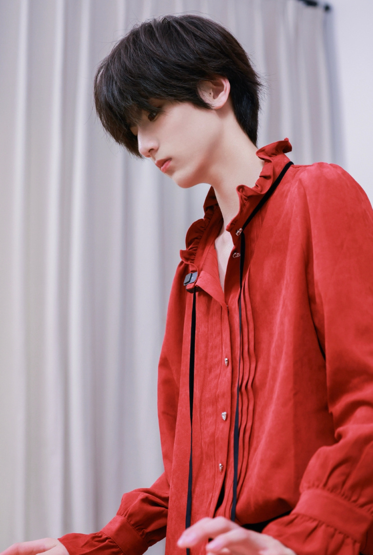 李煜东官俊臣合照我发现东东真的好适合红色呀