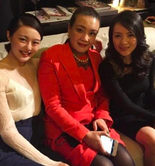 张兰气场强大，人又漂亮，和女星合影从不输。生命力强大的她很优秀，汪小菲有这样的妈