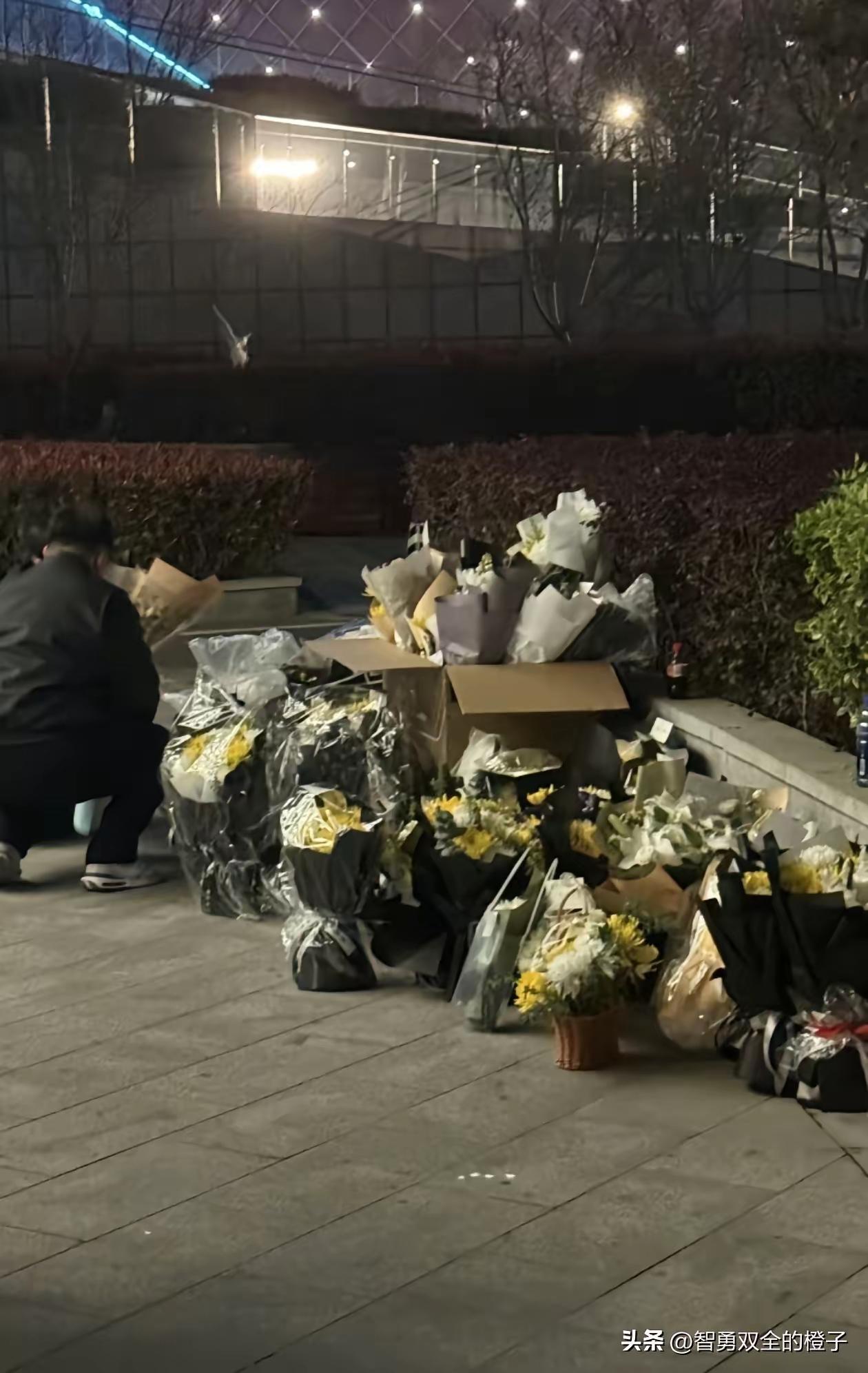张雪峰公司楼下堆了很多鲜花，都是黄色和白色的菊花，看得人鼻子发酸！
 
深夜依旧