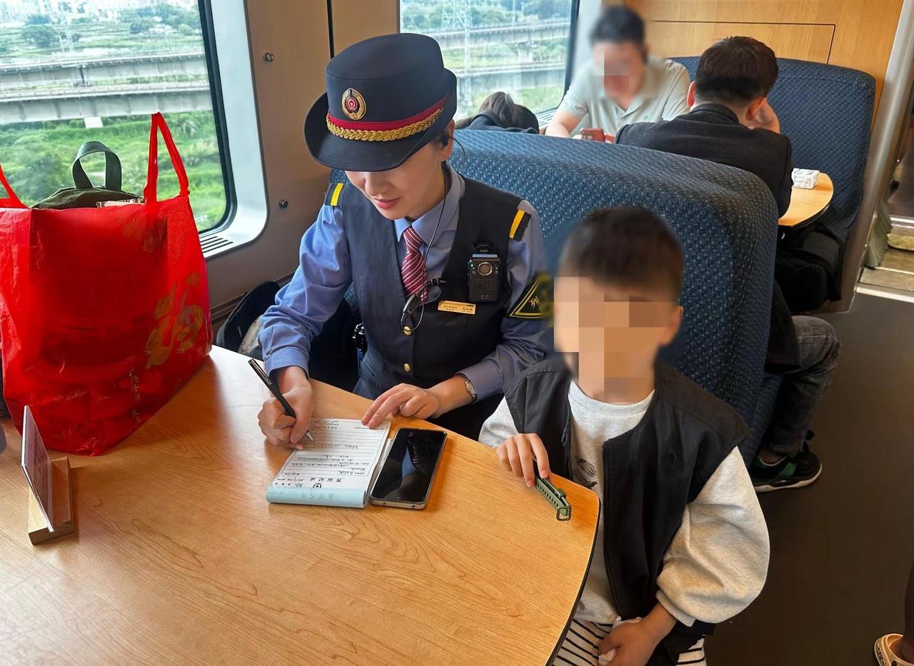 由动车一队担当的D3337次列车，列车长帮助儿童旅客乘车，途中做好照看，提前联系