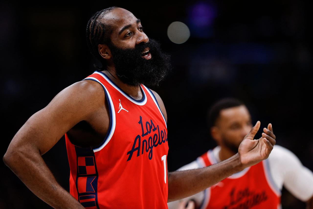 哈登首节三分7中5得24分 比对手全队还多4分！
NBA常规赛快船对阵爵士，快船