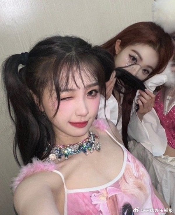 喻言看虞书欣的眼神原来喻言早早去了欣欣生日会现场，还陪着化妆，这眼神真的太有戏了