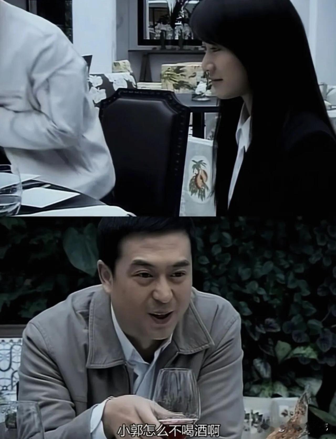 陈寺福非要海藻去陪客户吃饭，海藻心里一百个不愿意。一桌子好菜根本不敢先动筷子，还