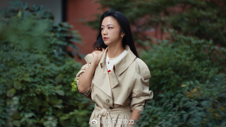 汤唯Burberry电影感 短片里汤唯专注挑选食材的模样格外戳人，最后端着热气腾