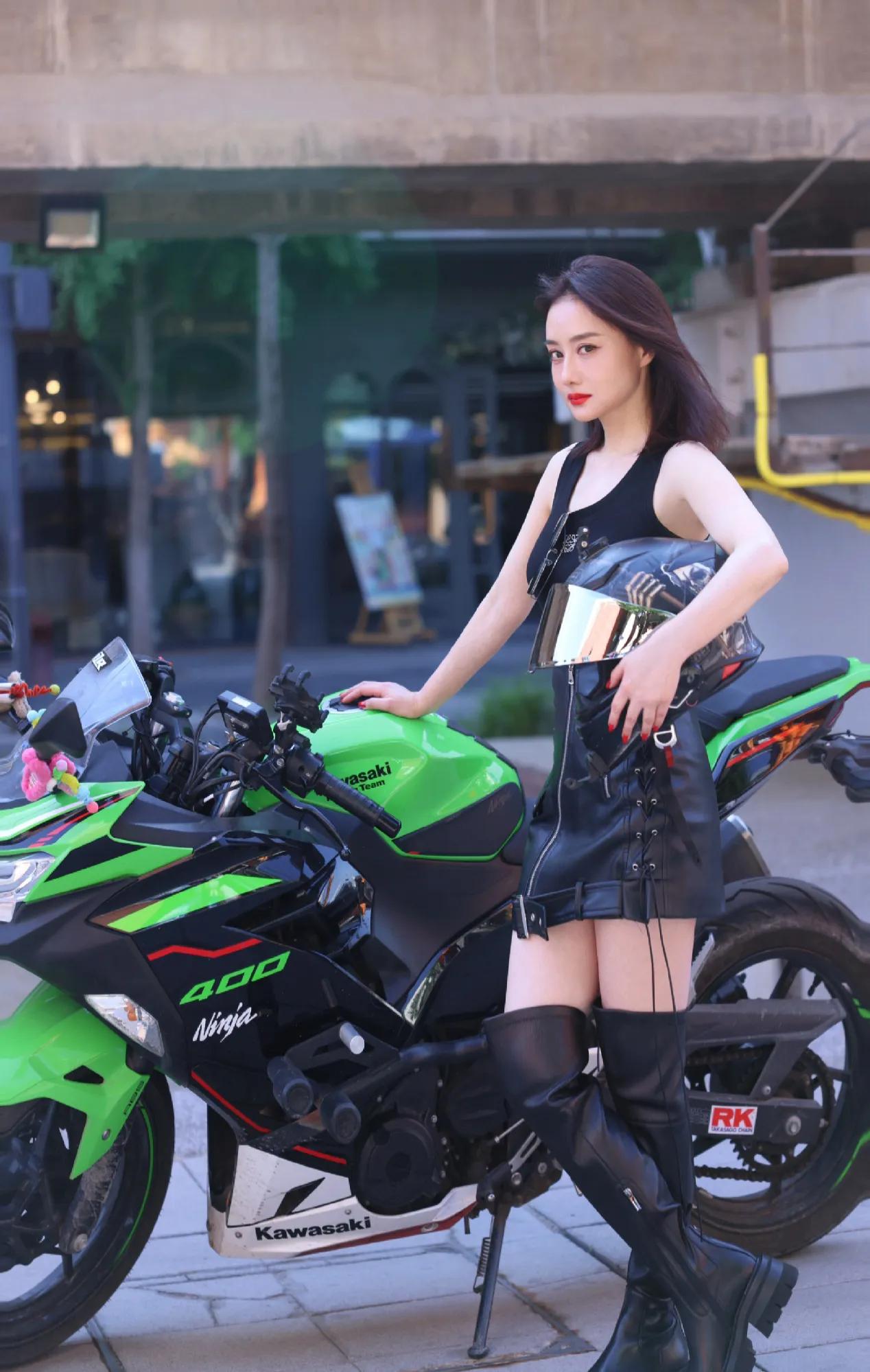 你能看出她已经50岁了吗？不愧是琼瑶当年的御用女主角，这状态能“秒杀”好多年轻人