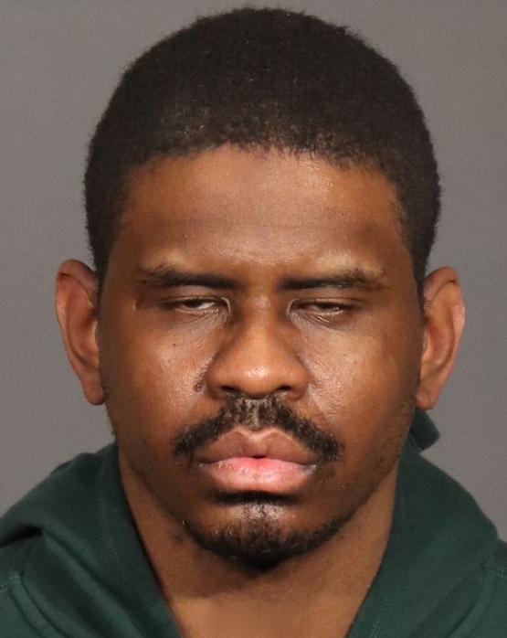 美国纽约警方最近披露的案件显示，一黑人男子持刀性侵58岁妇女，家人听到呼救出来制