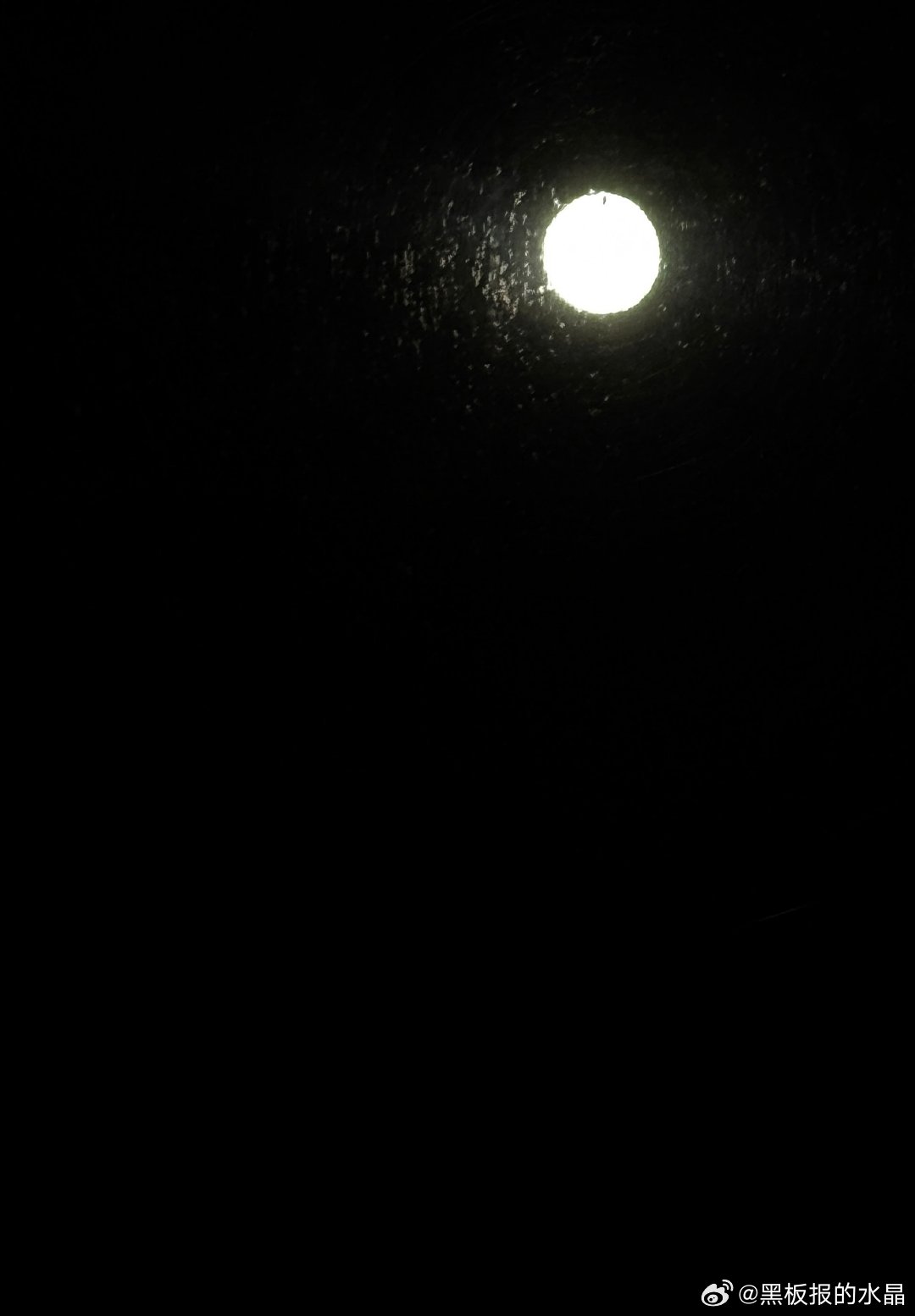 在飞机上，看见了一枚很圆的月亮，以及一颗很亮的星星。好幸福～ 