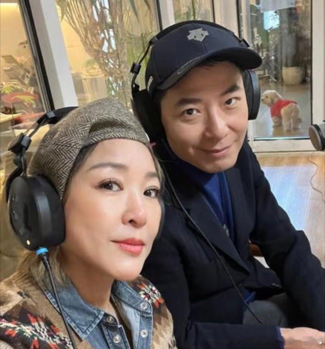 戴军去李静工作室像回自己家了 这熟稔程度也太绝了！推门就直奔零食区，跟工作人员唠