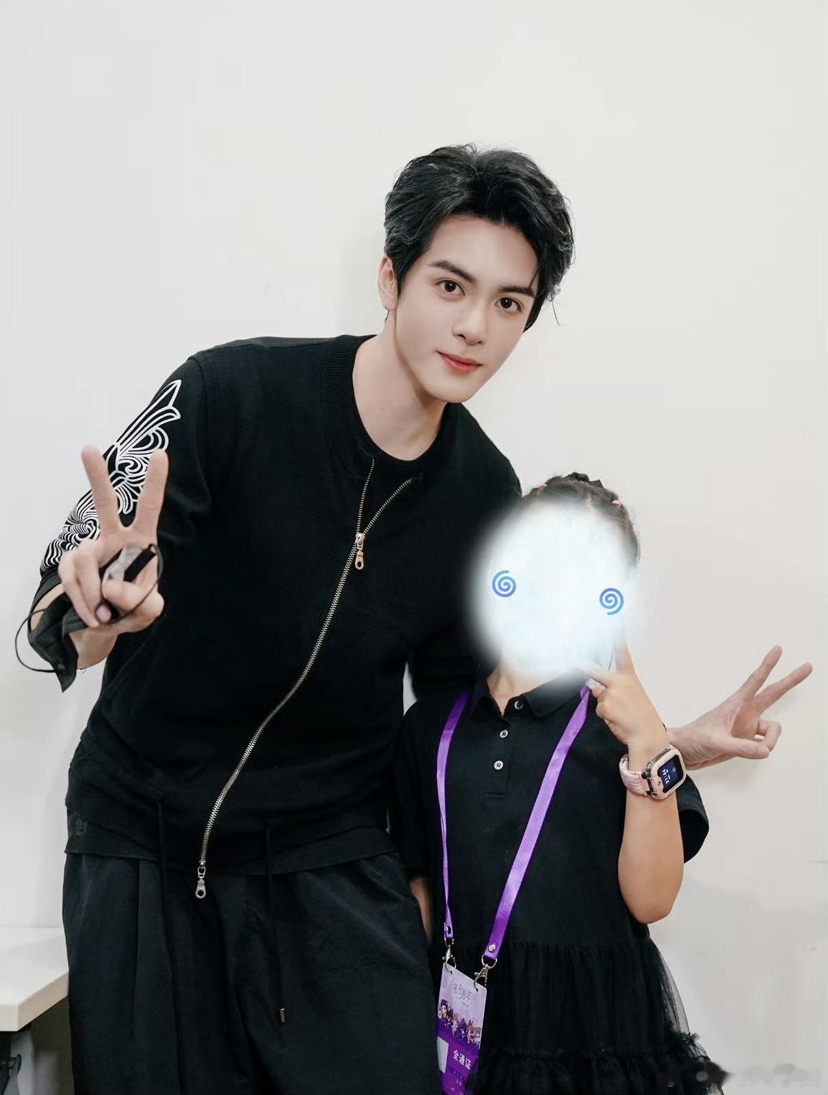 曾舜晞 和小朋友合影！好漂亮的一张脸！！ ​​​