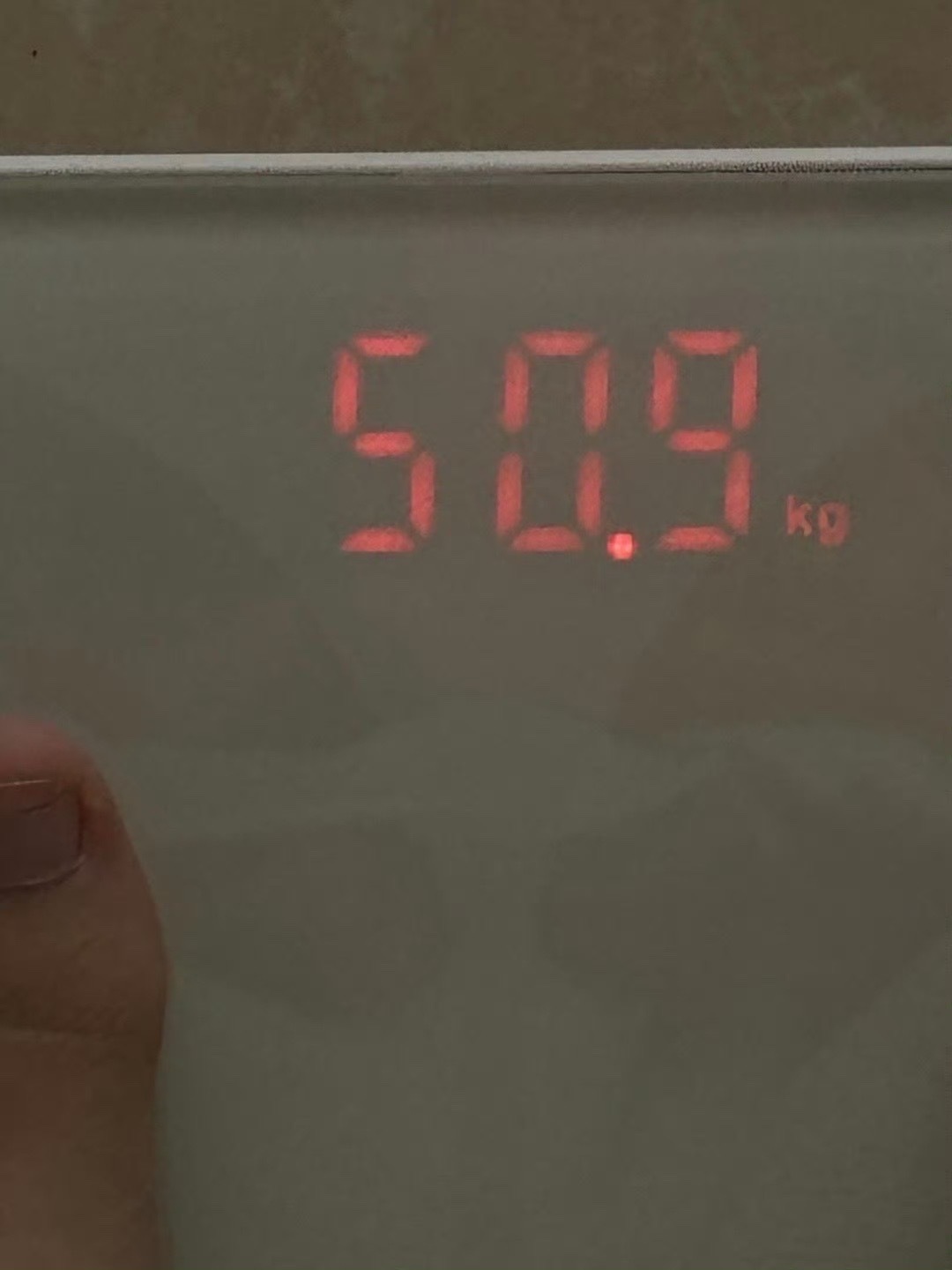 嗯。50.9是去年过完年的体重。上次在济州岛（4月中）称体重还是48.5这样。大
