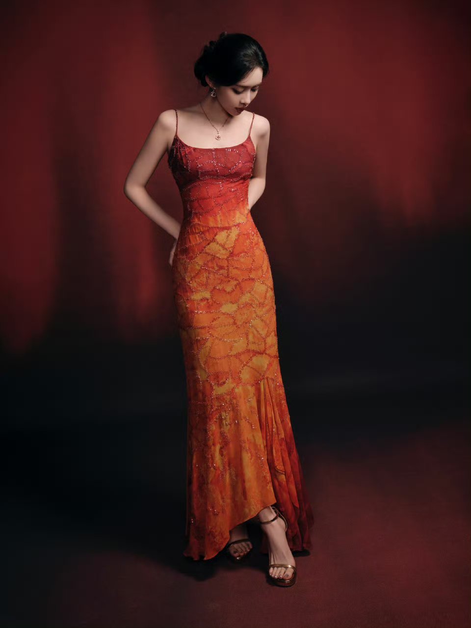 孟子义渐变吊带裙孟子义身着渐变吊带裙的模样，简直是将浪漫与明艳揉进了一身华裳，裙